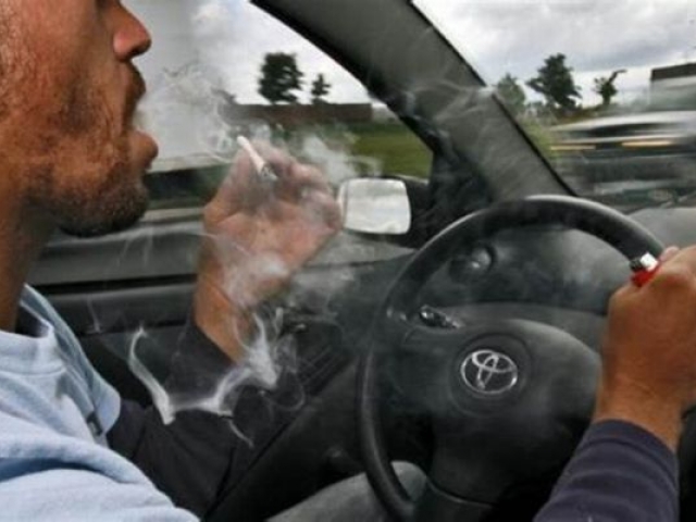 Elimina el olor a humo del auto 