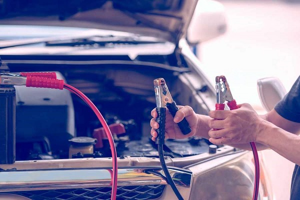 Cómo hacer puente para arrancar un auto