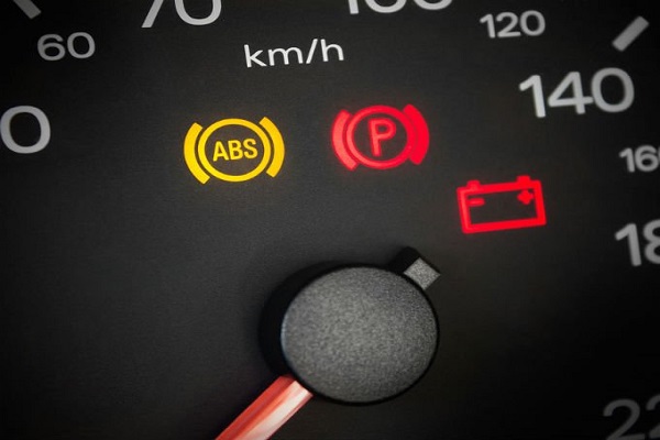 ¿Qué significa la luz de advertencia del ABS?