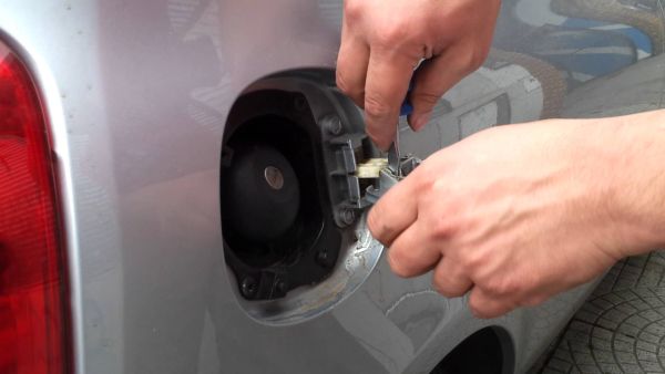 Cierra bien la tapa del tanque de combustible