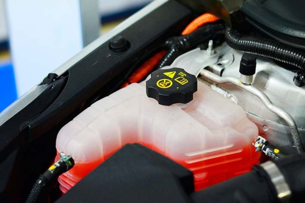 ¿El refrigerante del auto puede dañarse?